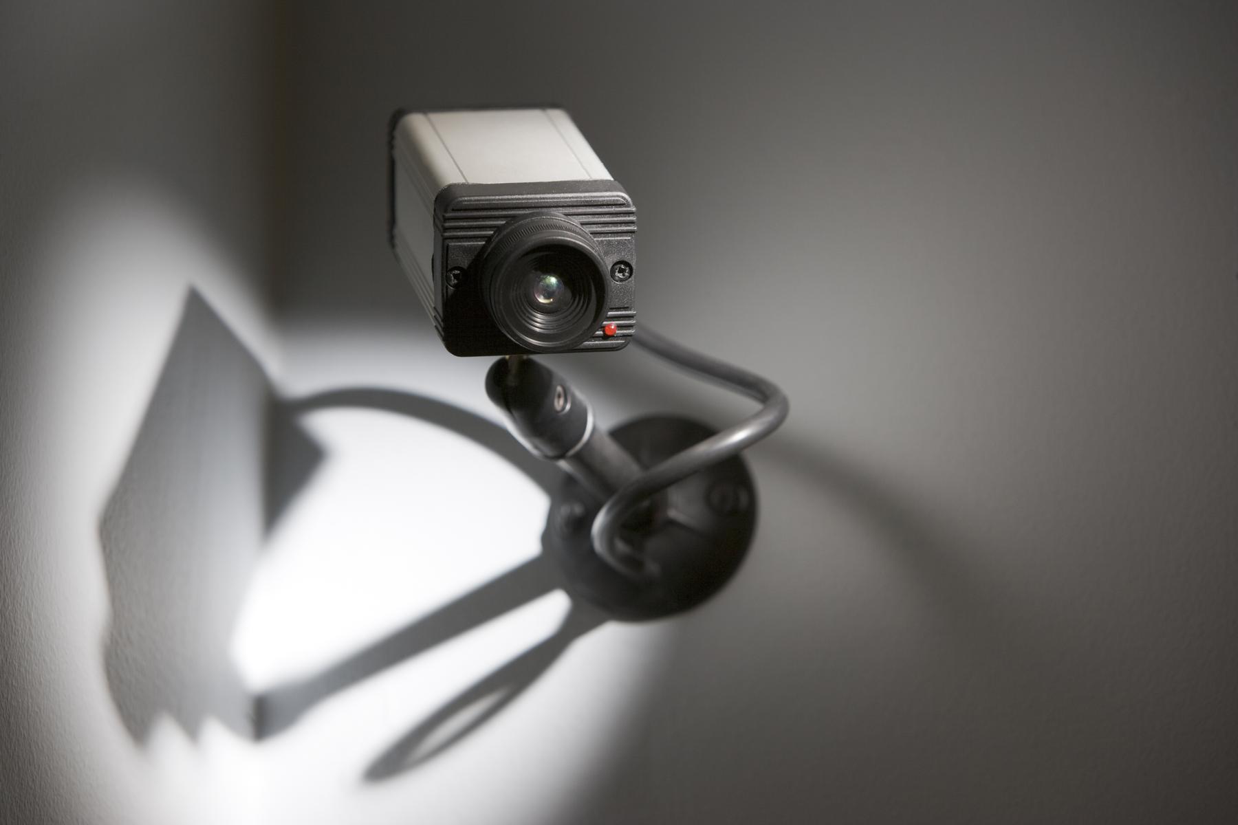 Как оборудовать скрытое видеонаблюдение в квартире — средства и методы